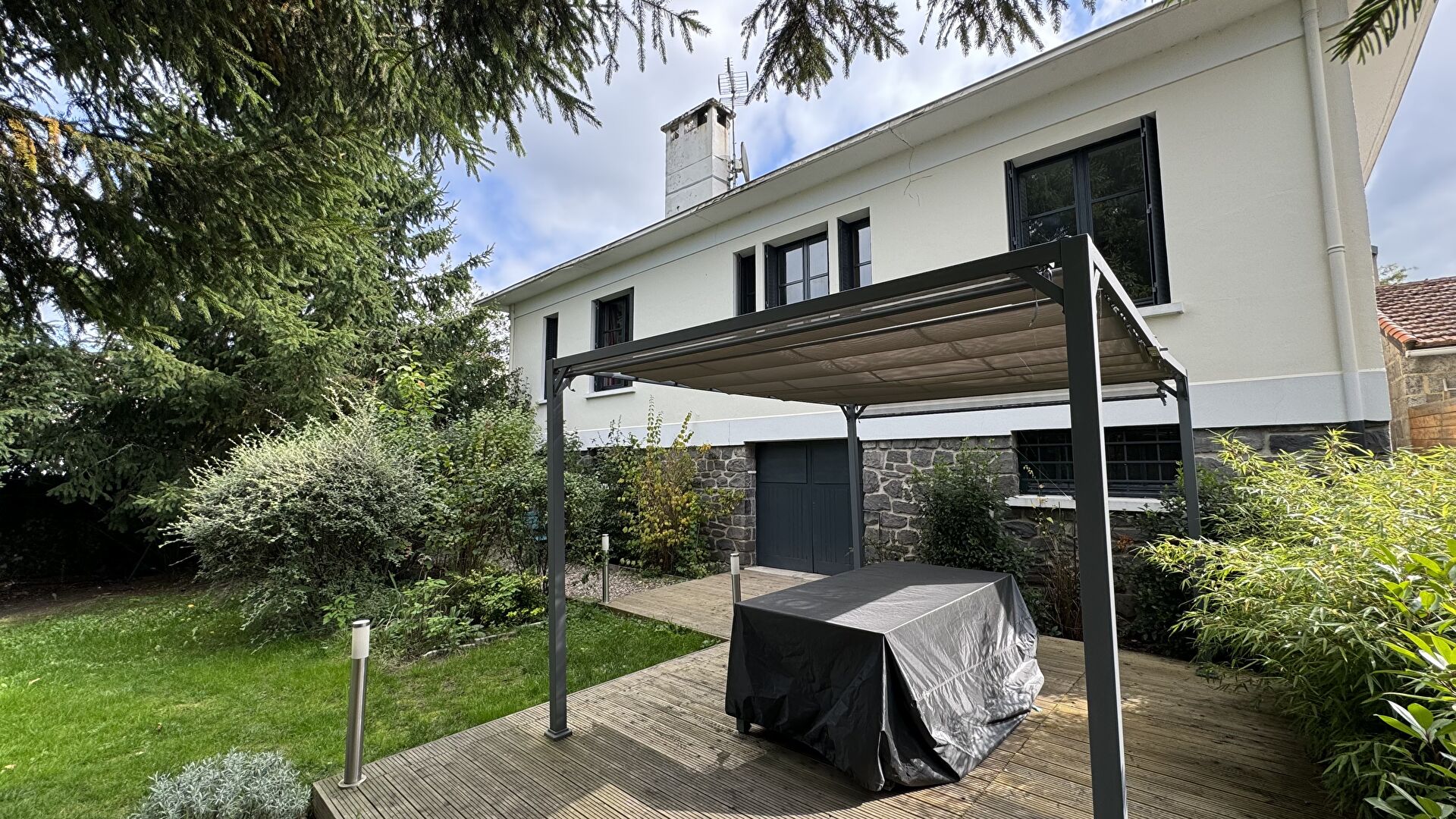 Maison familiale de 150 m² avec piscine et grand terrain, sans vis-à -vis à  Puy-Guillaume