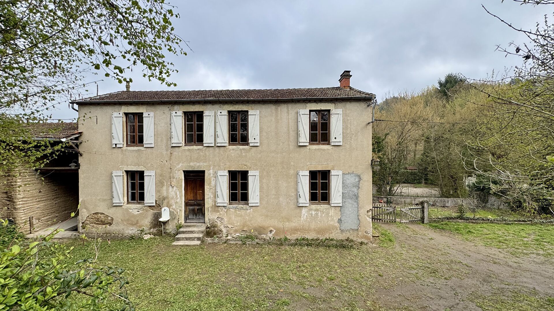 Maison de caractère 120m2 à  réinventer avec dépendances et terrain