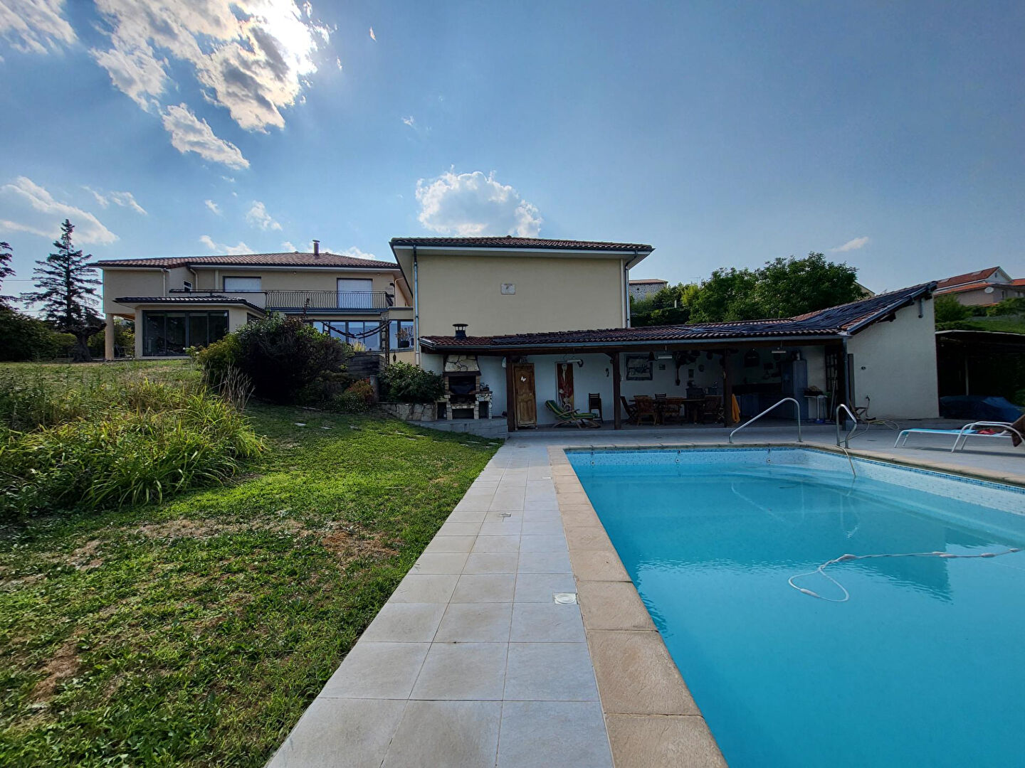 Maison de standing de 416 m² sur un terrain 2320 m² avec piscine