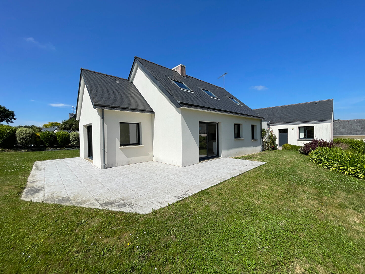 
À vendre - Maison contemporaine de 145 m² à Fouesnant 5 chambres, grand terrain divisible, double garage
