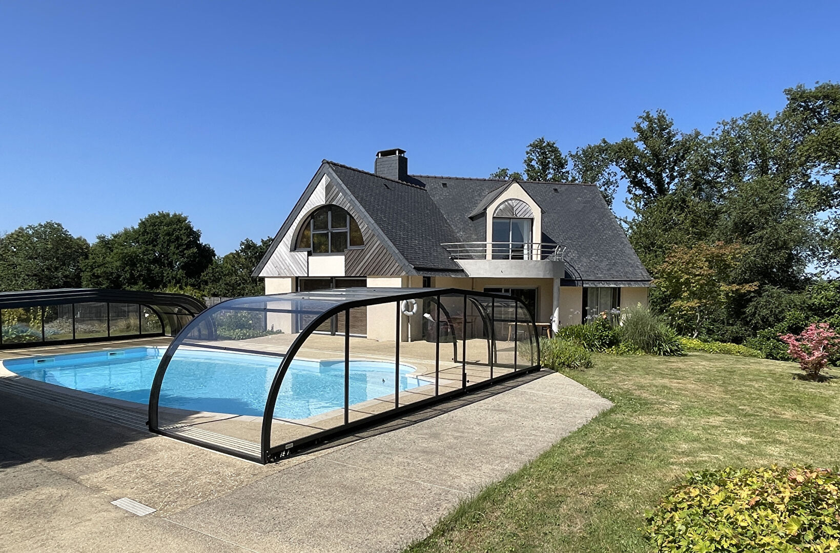 
A VENDRE Maison d'architecte avec piscine et vaste terrain à 300 mètres de l'Odet
