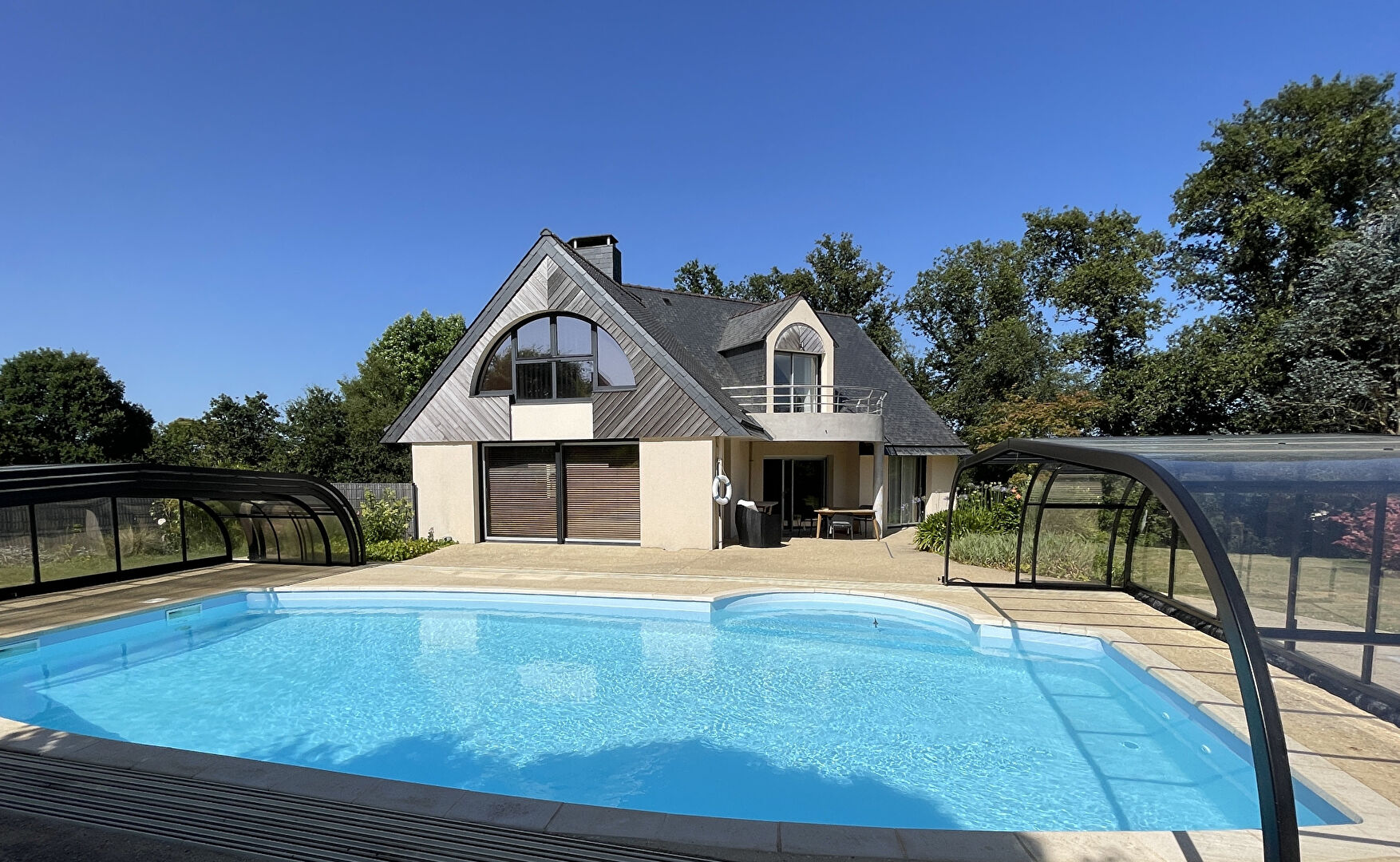 A VENDRE Maison d'architecte avec piscine et vaste terrain à 300 mètres de l'Odet