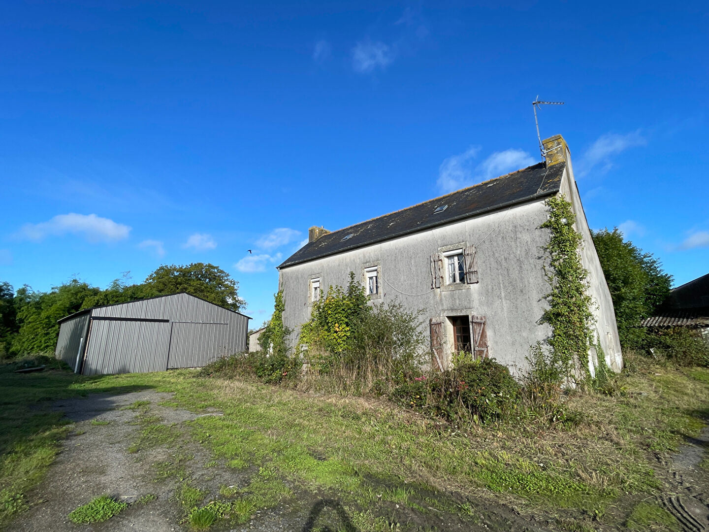 
Grande maison à rénover avec hangar et terrain - Saint Evarzec
