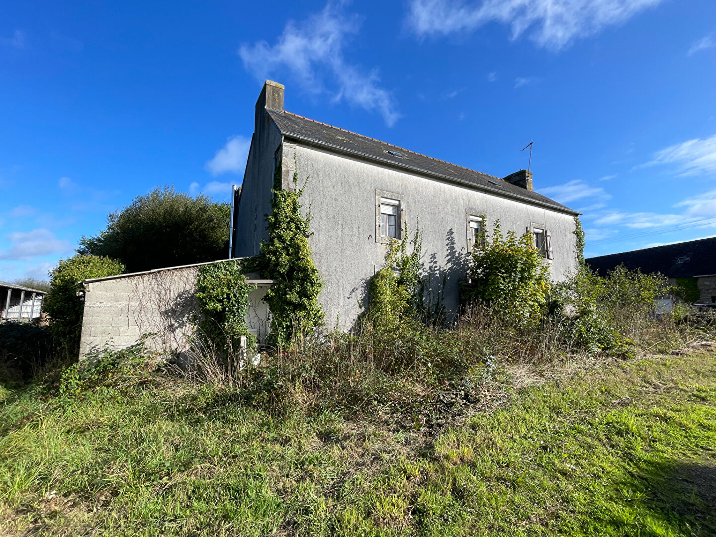Photo Grande maison à rénover avec hangar et terrain - Saint Evarzec image 5/6