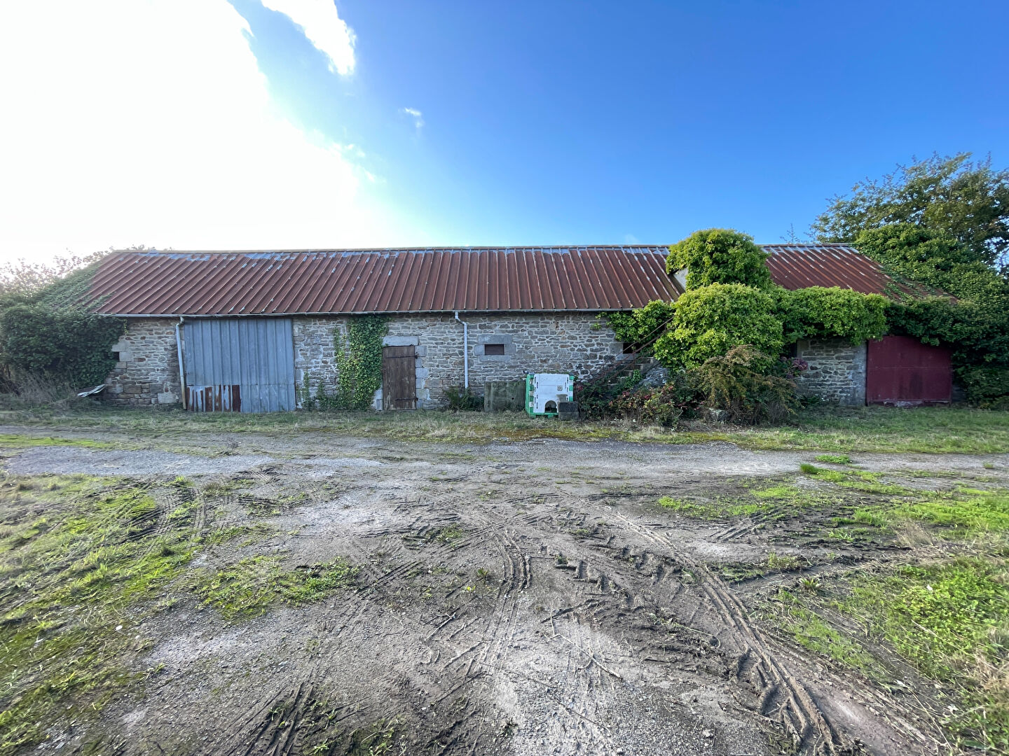 
Bâtiment en pierres ? 175 m² au sol ? Terrain 550 m² environ
