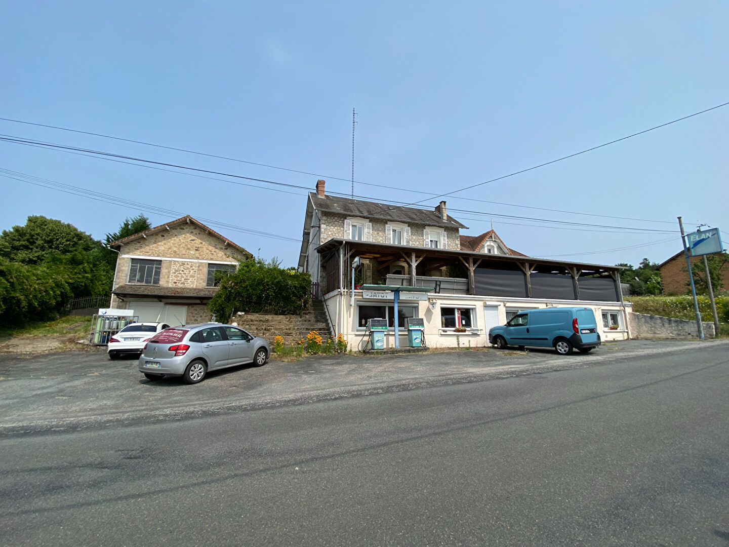 Photo Maison et ancien bar/restaurant 346 m2 image 1/6