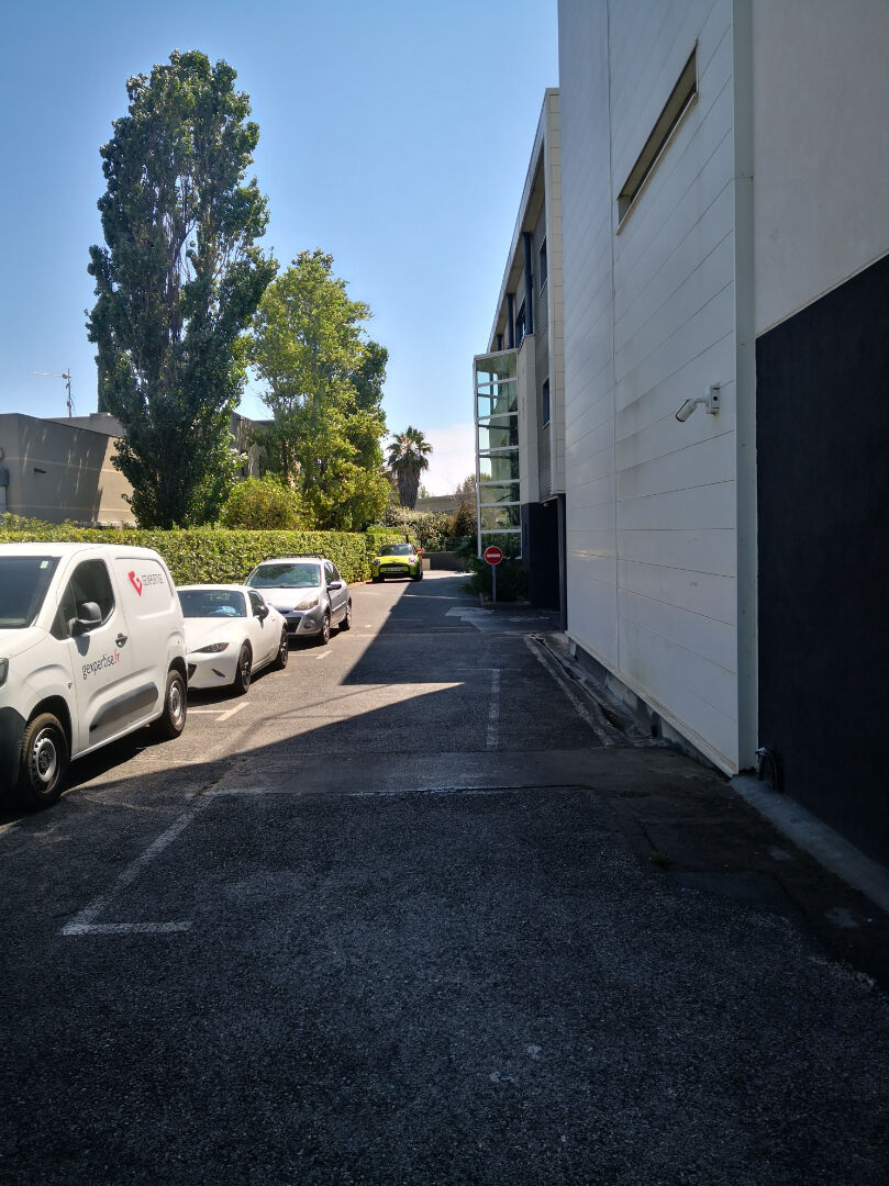 Photo A louer la Seyne  600 m2 de bureaux avec parkings image 3/6