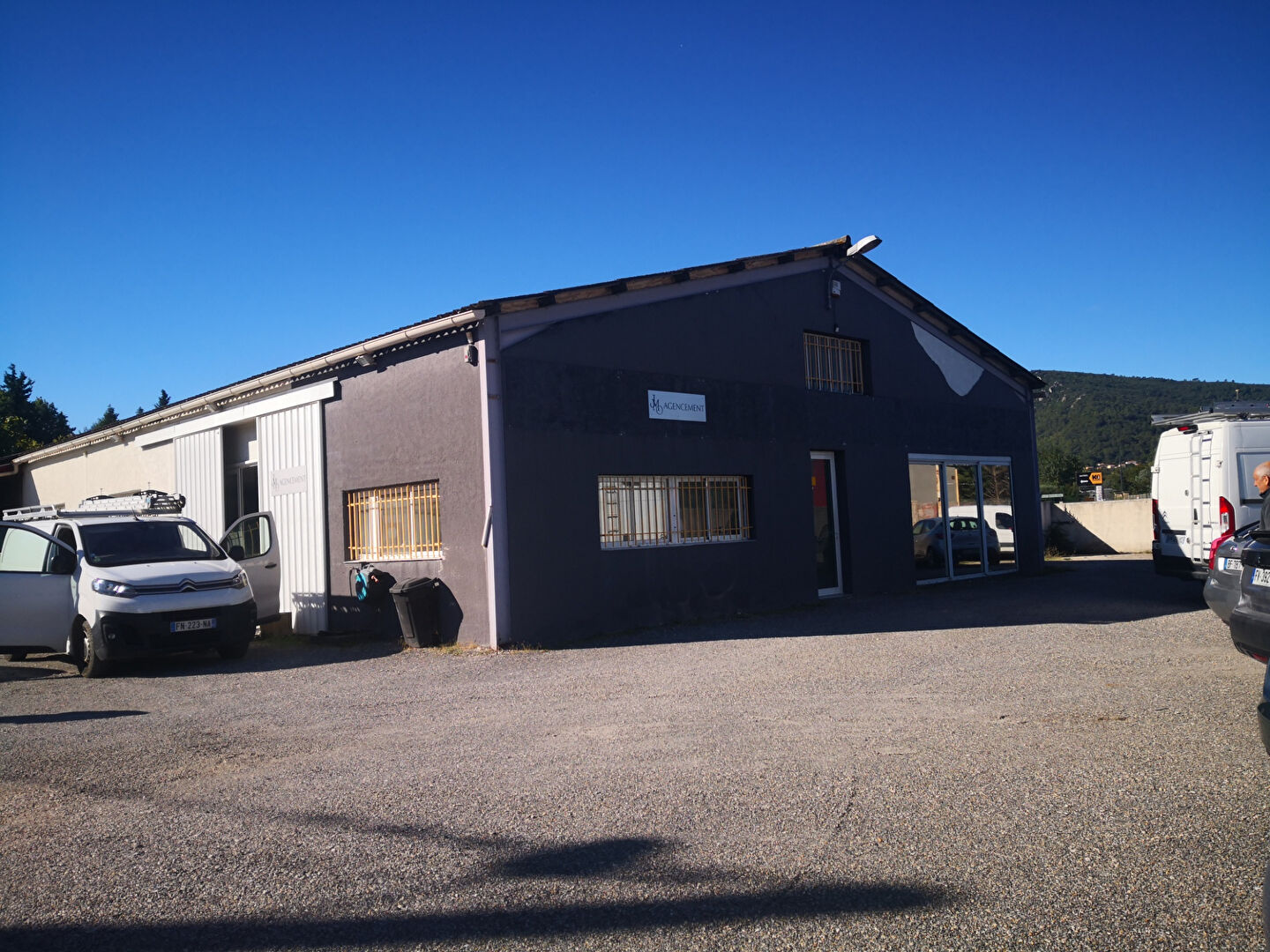 A louer Brignoles, local de 275 m2 avec 700 m2 de terrain