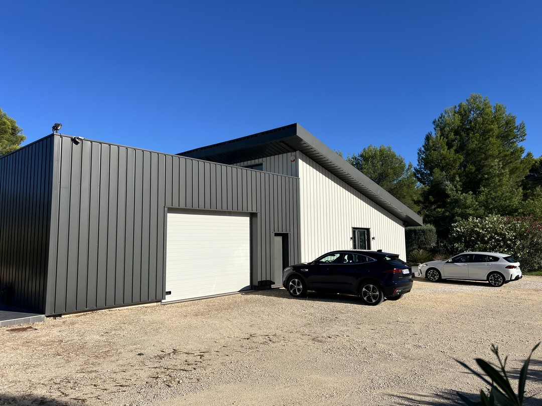 Signes : Local mixte 400 m2 sur 5000 m2 de terrain