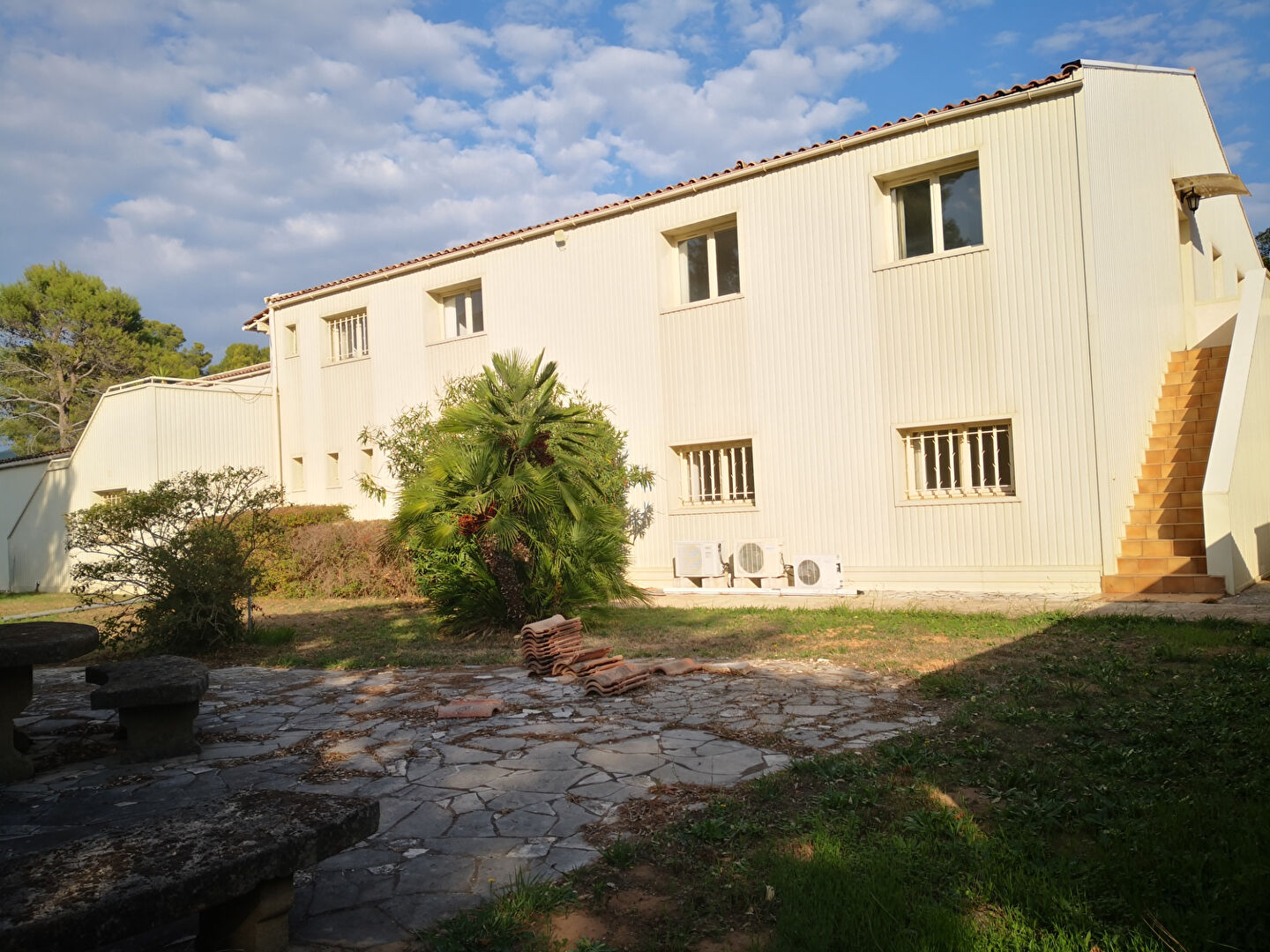 Roquebrune sur Argens, local d'activité 1300 m2 sur 3000 m2 de terrain