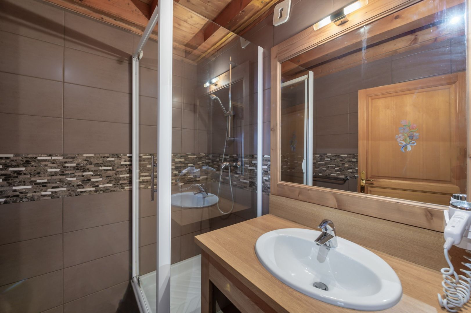 Val Thorens, Les 3 Vallées apartment for sale - Val Thorens | Unique 4-Level Chalet Apartment with Private Sauna - gallery image 2