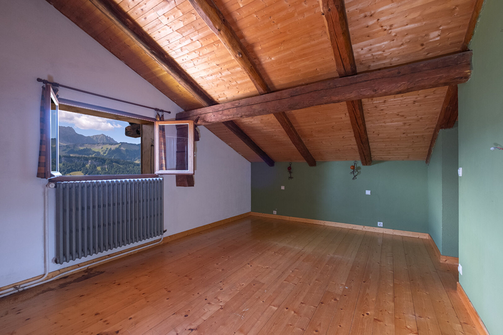 Crest-Voland, Espace Diamant chalet for sale - Crest-Voland | Spacious 7-Bed Chalet with Renovation Potential & Valley Views - gallery image 3