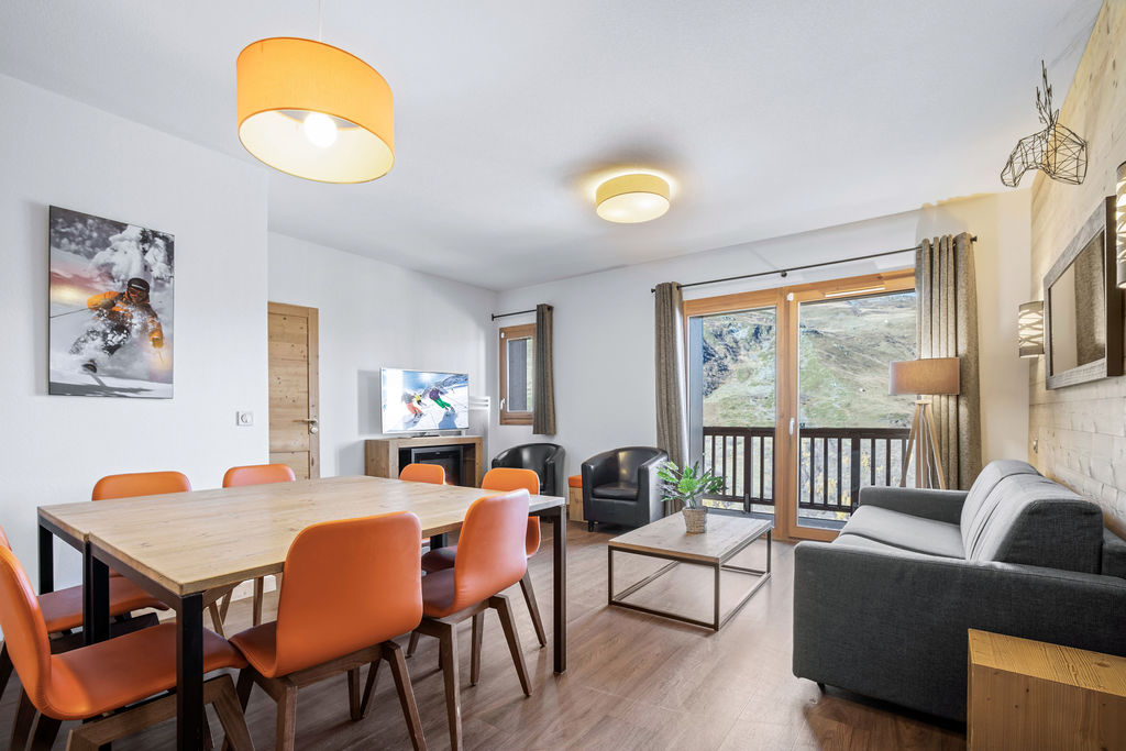 Les Menuires, Les 3 Vallées apartment for sale - Les Menuires | 3-Bed Apartment on 8th Floor with Commercial Lease & Peak Views