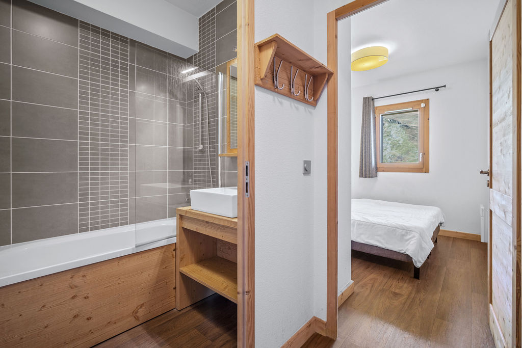 Les Menuires, Les 3 Vallées apartment for sale - Les Menuires | 3-Bed Apartment on 8th Floor with Commercial Lease & Peak Views - gallery image 2