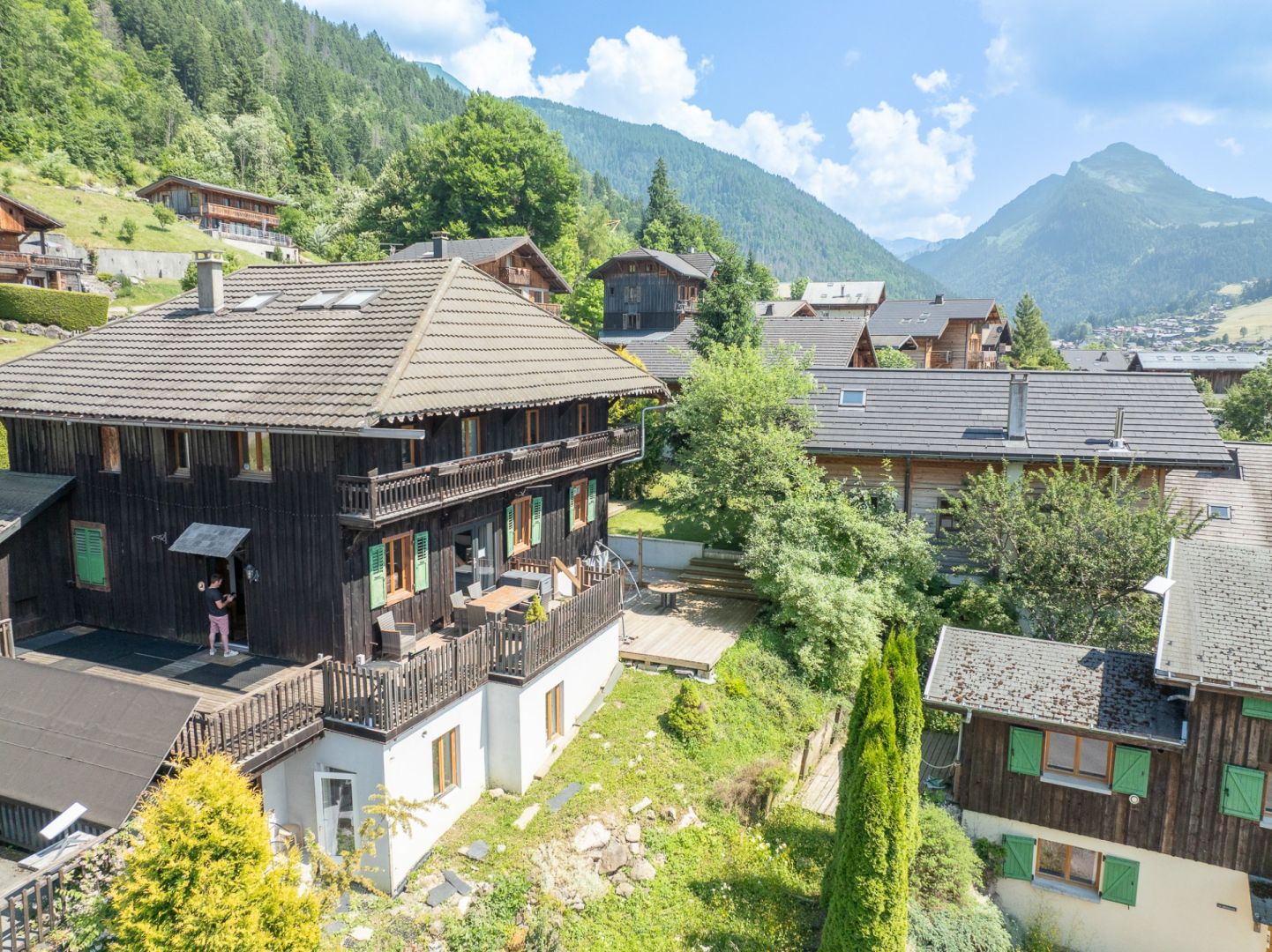 Montriond, Les Portes du Soleil chalet for sale - Montriond | Impressive 9-Bed Chalet with Jacuzzi & Separate Flat - gallery image 2