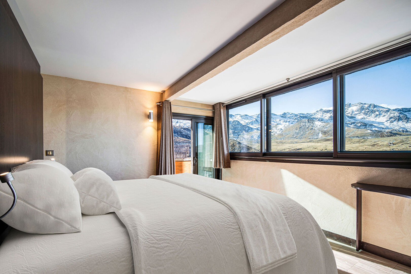 Val Thorens, Les 3 Vallées apartment for sale - Val Thorens | 3-Bed Apartment with Panoramic Views & Hammam Access - gallery image 2