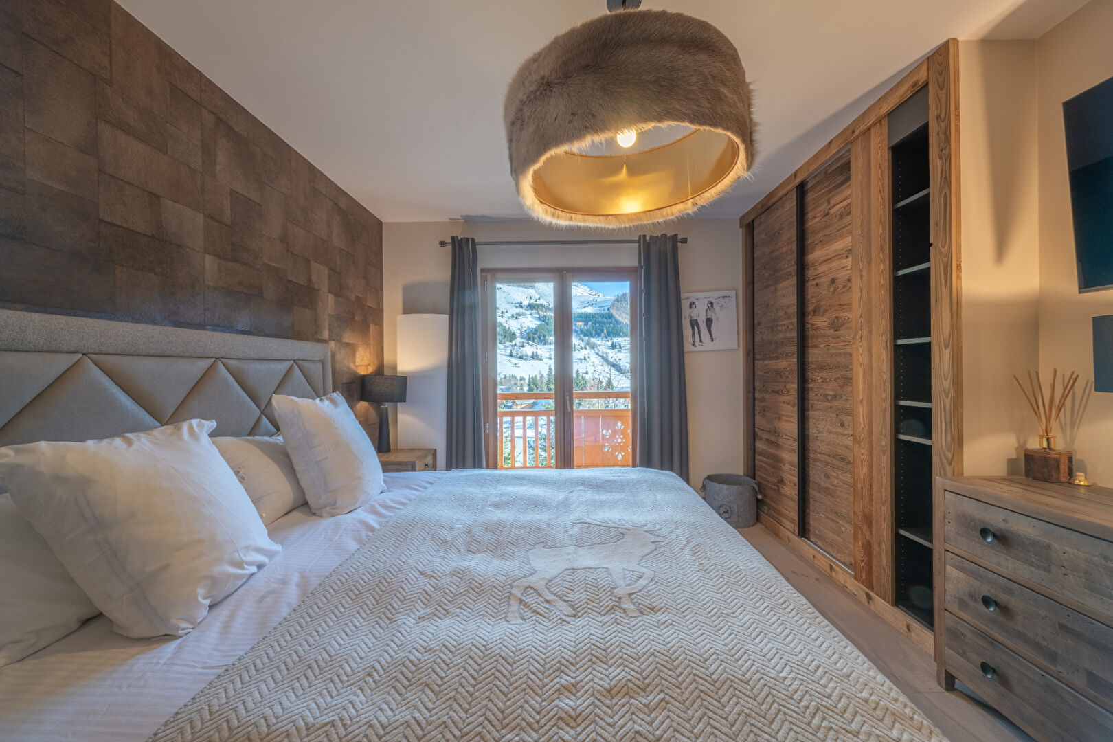 Les Deux Alpes, Les 2 Alpes chalet for sale - Les Deux Alpes | Exceptional 5-Bedroom Chalet with 88 m² Cathedral Living Room & Wellness Area - gallery image 3