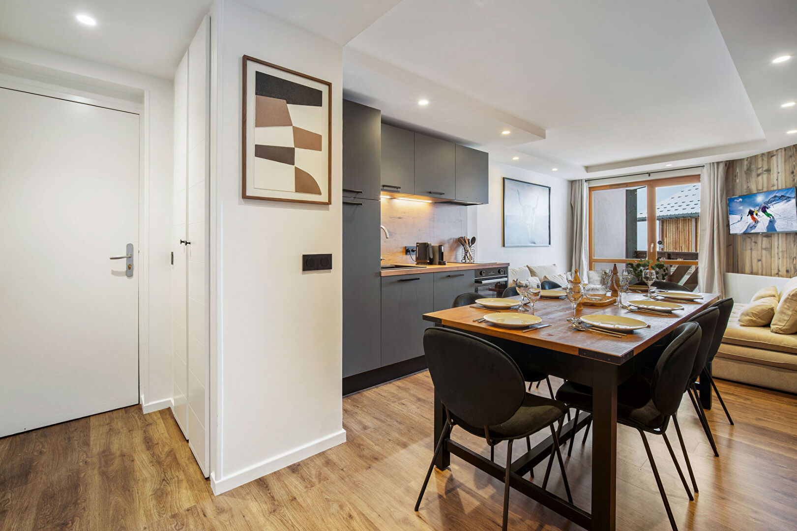 Val Thorens, Les 3 Vallées apartment for sale - Val Thorens | Refined 3-Bed Ski-In Ski-Out Apartment in Resort Centre - gallery image 2