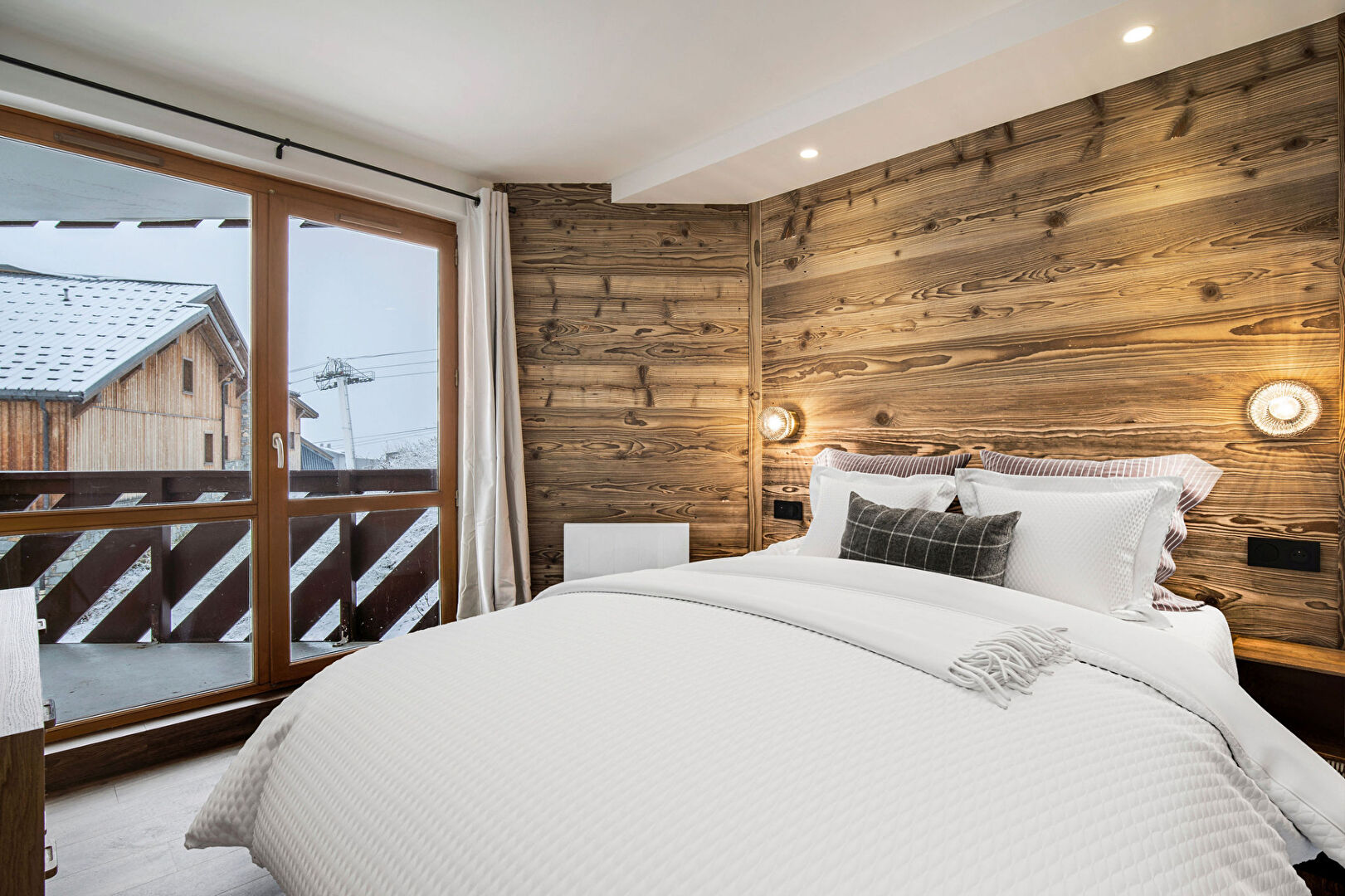 Val Thorens, Les 3 Vallées apartment for sale - Val Thorens | Refined 3-Bed Ski-In Ski-Out Apartment in Resort Centre - gallery image 3