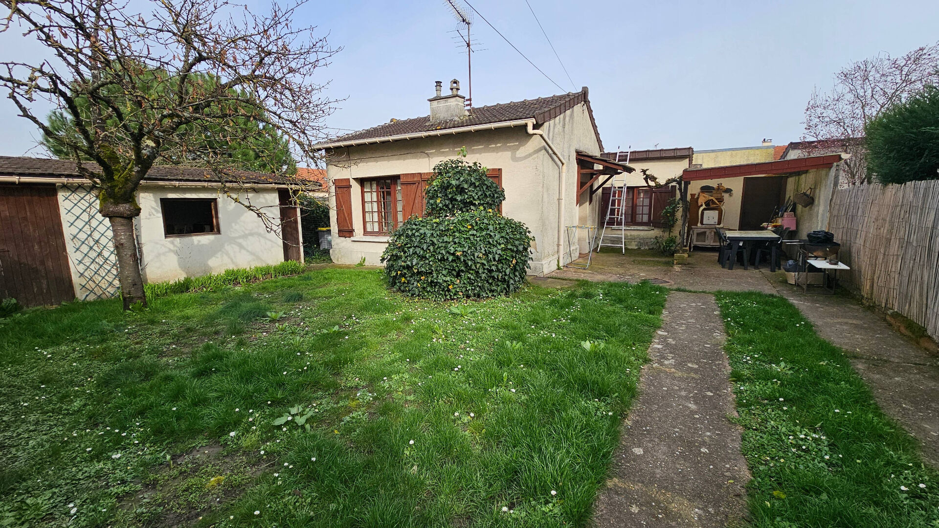 CHARMANTE MAISON AVEC JARDIN