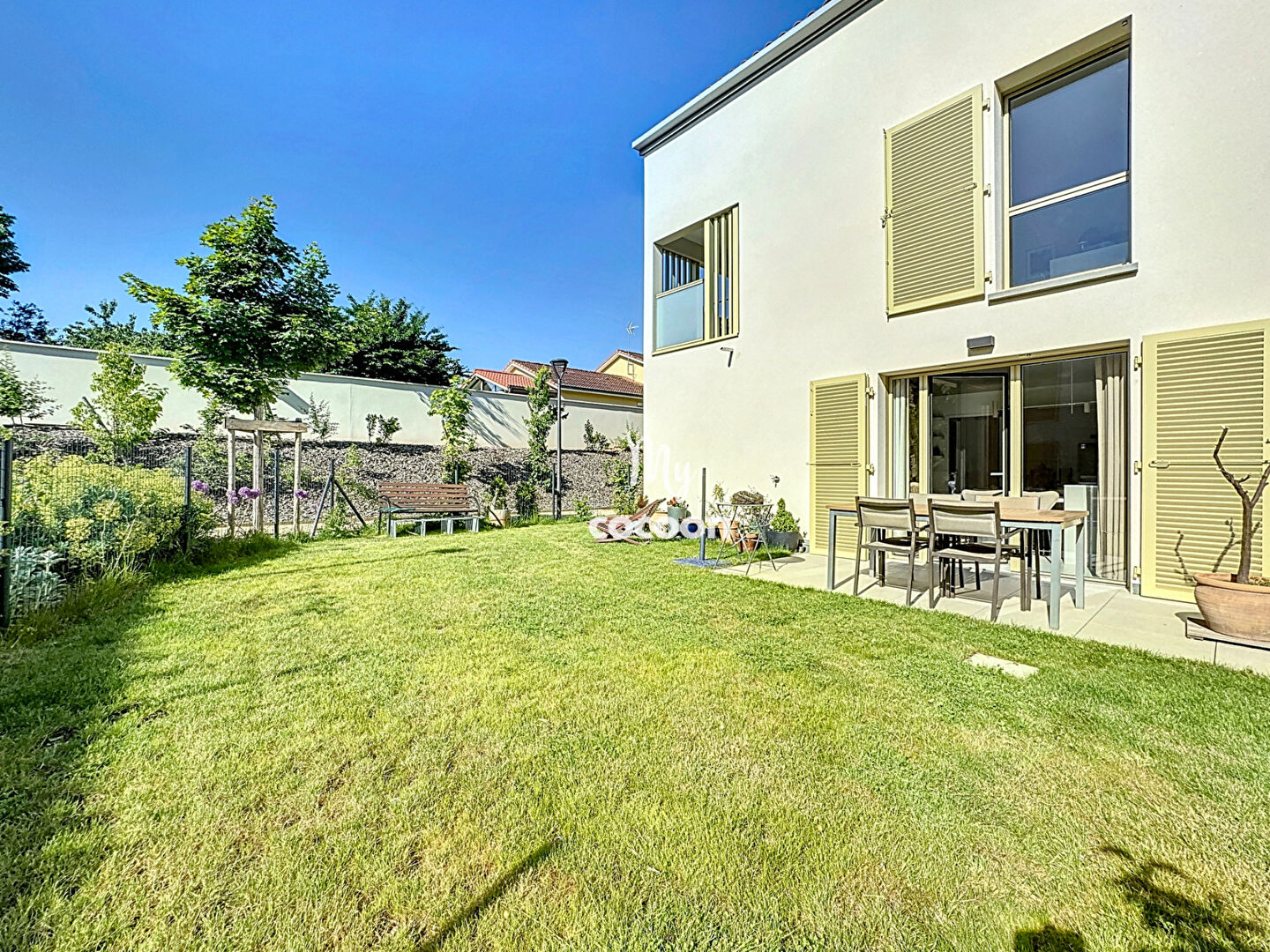 Charly - T4 - 76 m2, jardin privatif, parfait état, double parking.