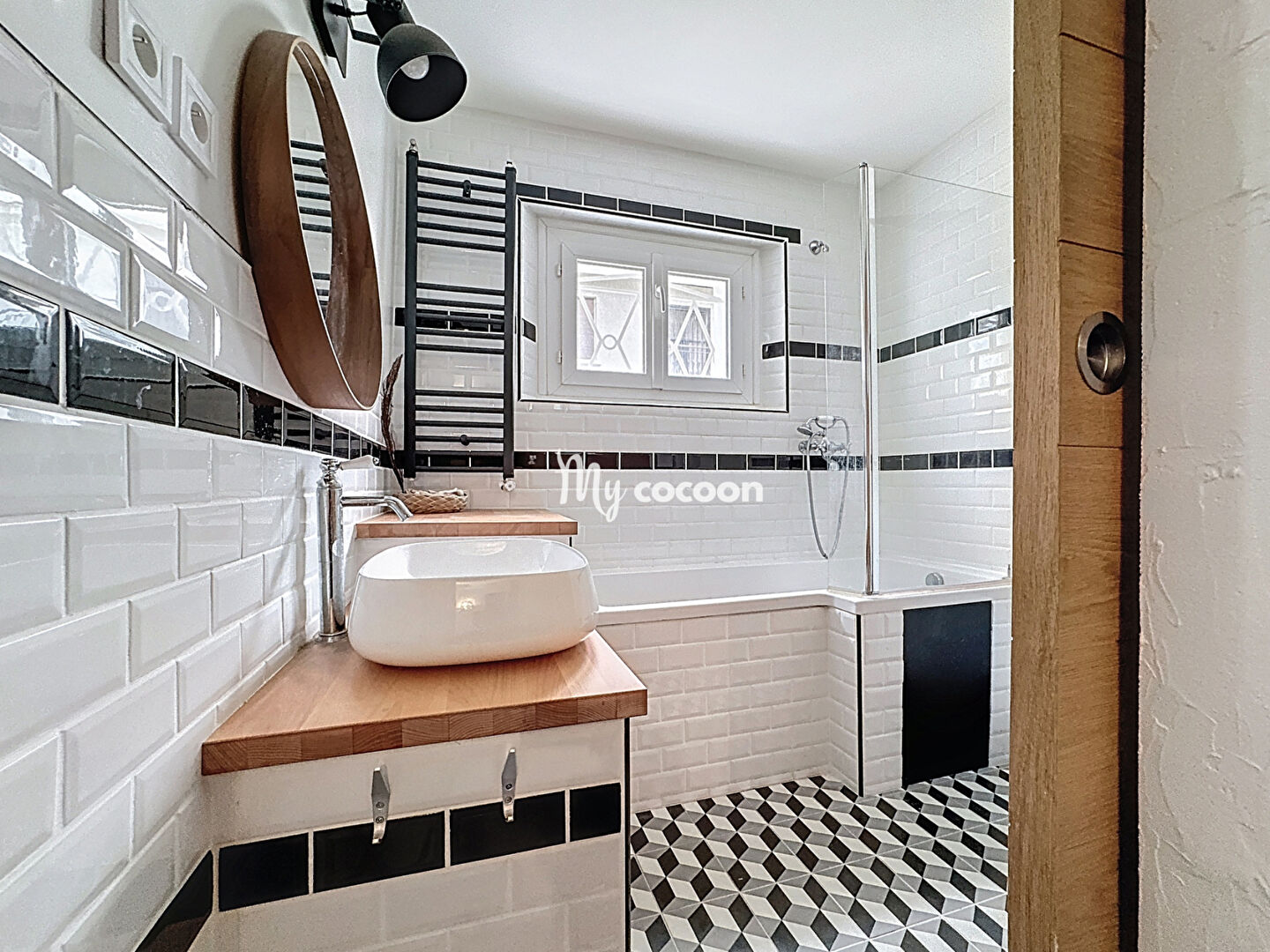 Photo LYON 08 - MAISON T6 - 137.57 m2 & 490 m2 terrain image 5/6