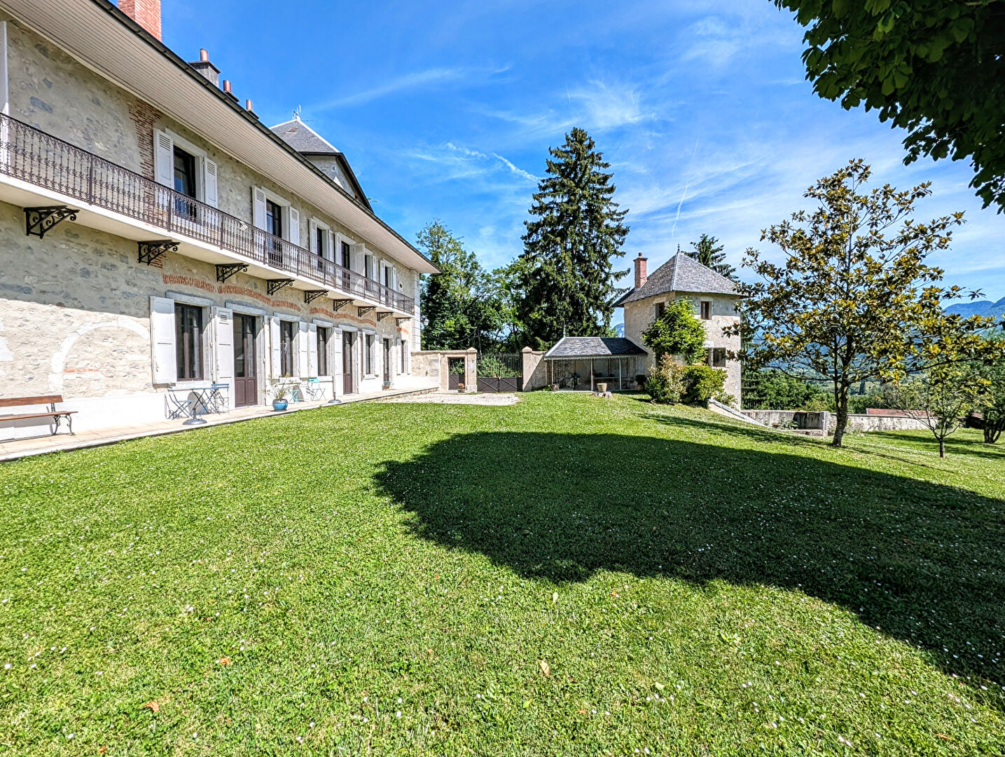Photo Propriété historique avec domaine viticole et vue panoramique image 2/6