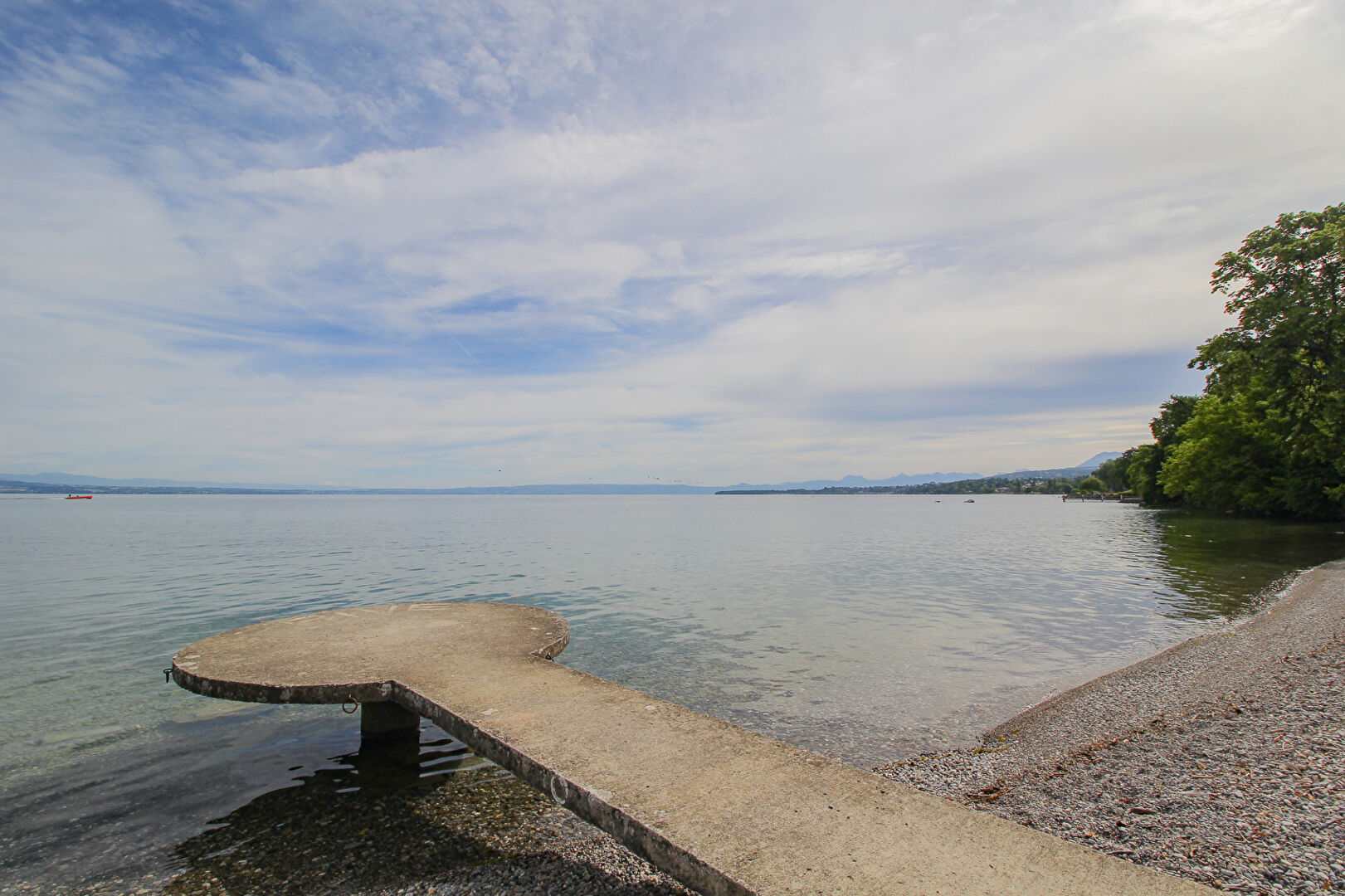 Photo Propriété au bord du lac Léman ? Accès direct à l'eau et ponton privatif image 2/6