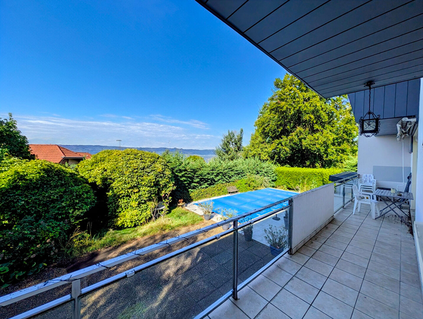 Photo Pugny-Chatenod, Maison au calme avec piscine et terrain constructible vue lac image 1/6