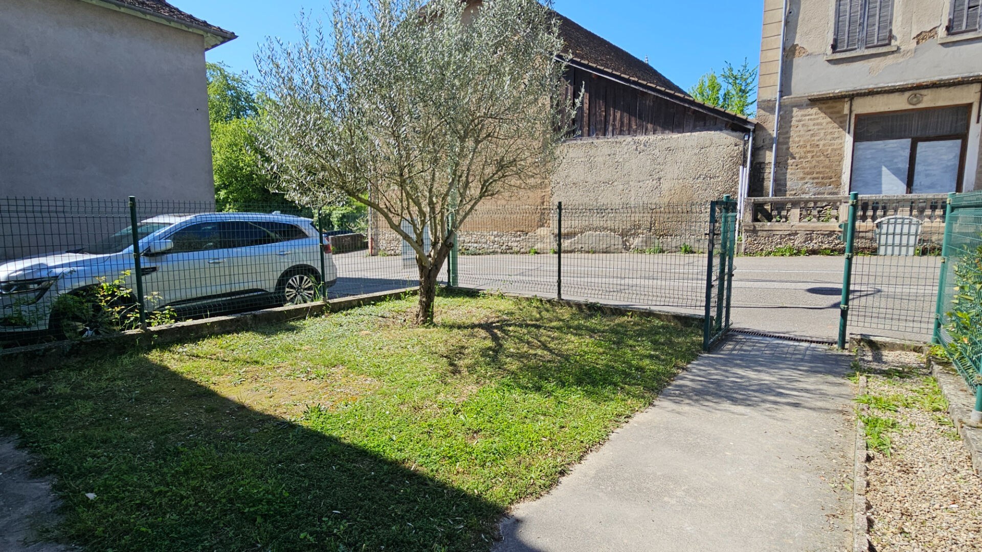 Photo Dolomieu, maison rénovée intérieur - 2 ch, jardin, atelier - combles image 2/6