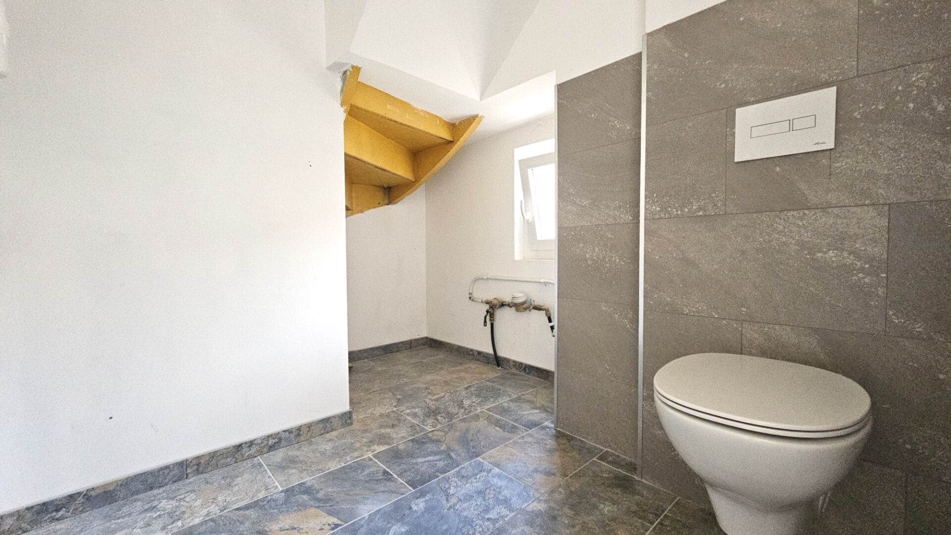 Photo Dolomieu, maison rénovée intérieur - 2 ch, jardin, atelier - combles image 4/6