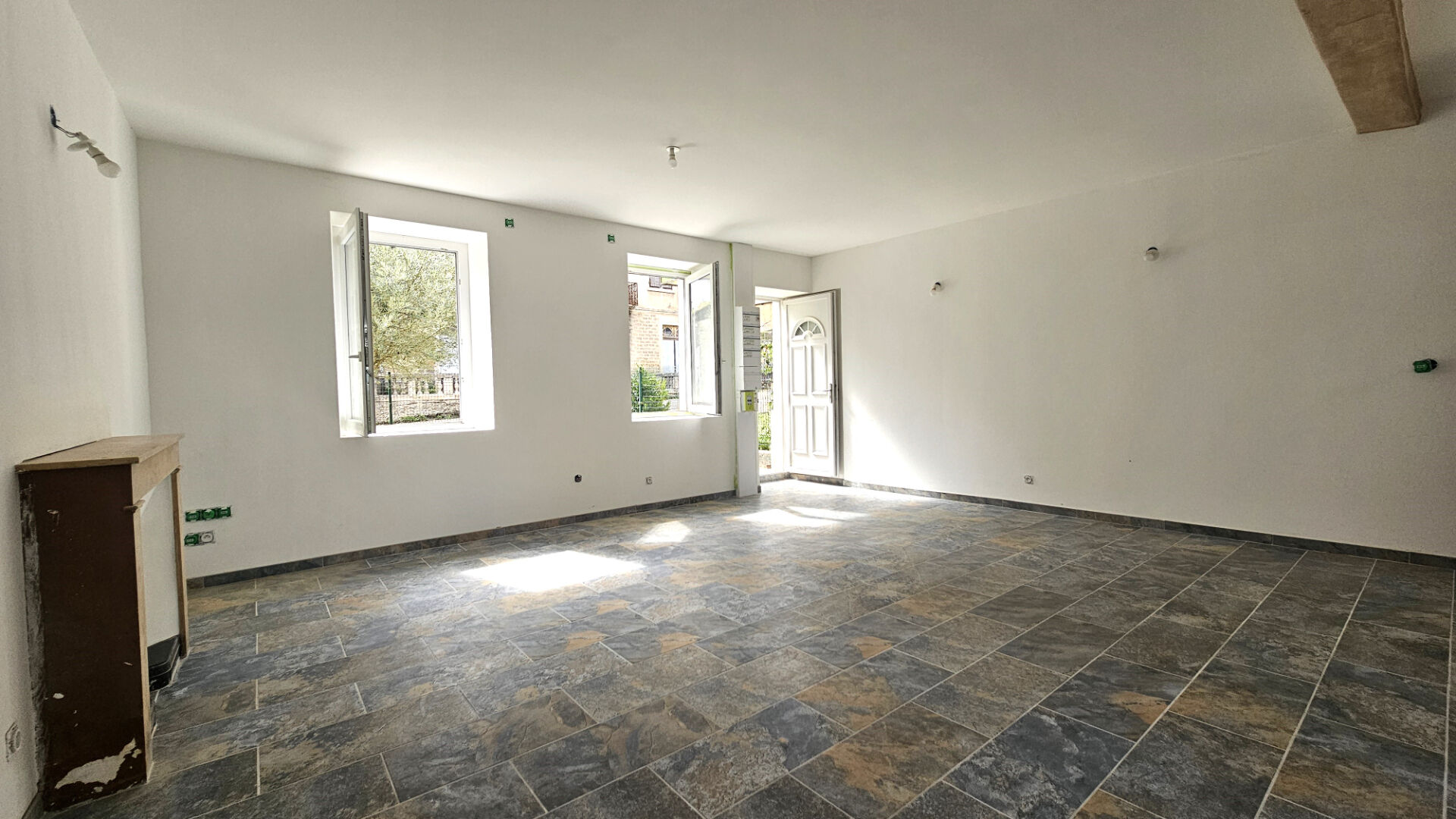 Photo Dolomieu, maison rénovée intérieur - 2 ch, jardin, atelier - combles image 5/6