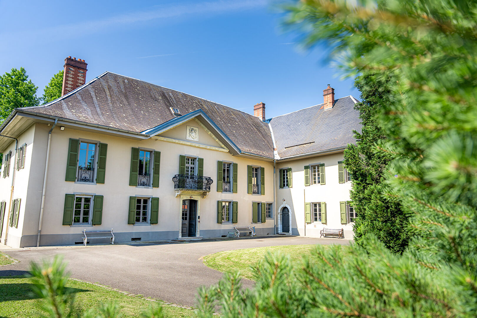 Propriété d'exception du XVII ème sur parc arboré et ses dépendances louées sur un domaine de 7 hectares clos.