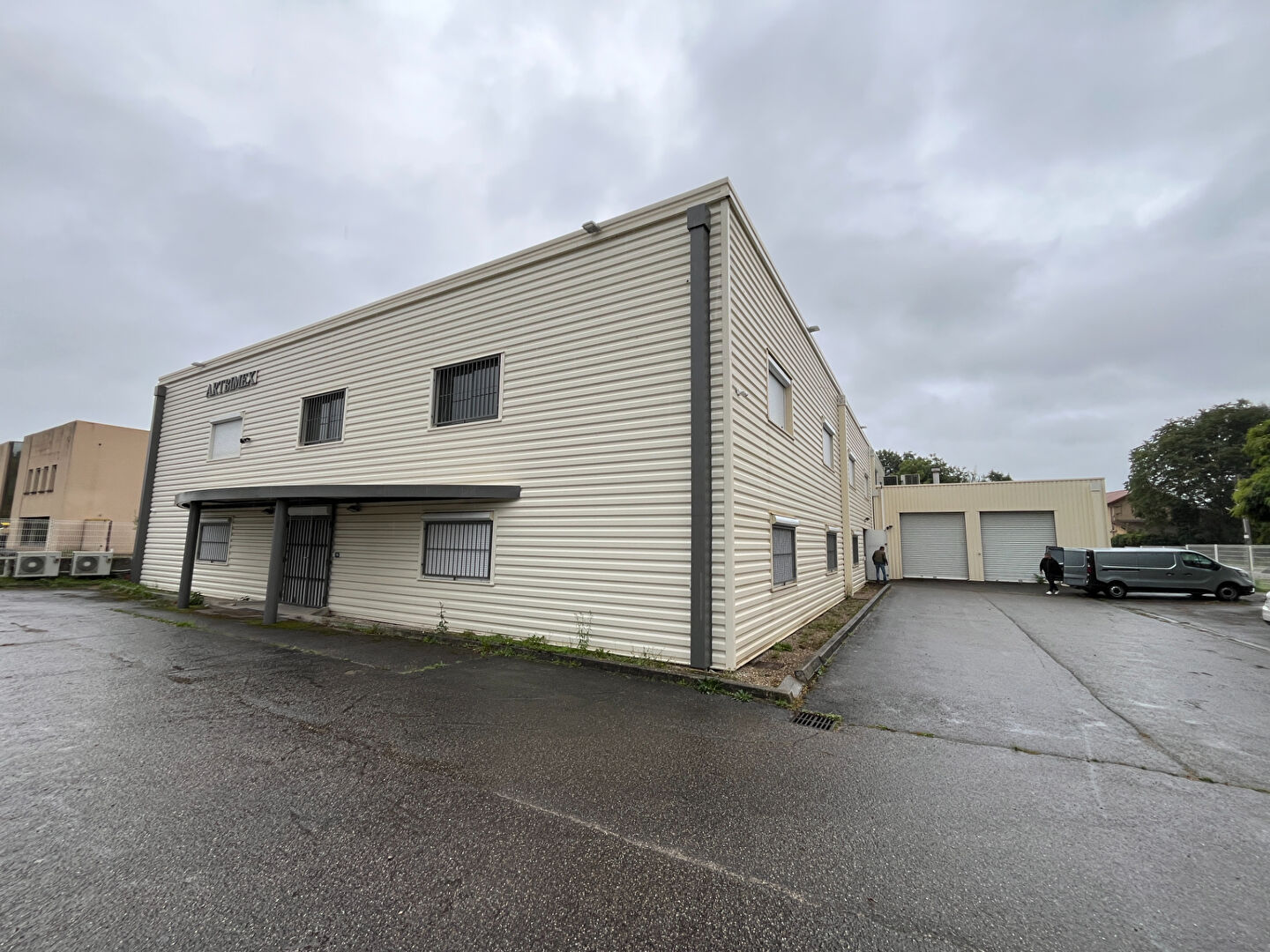 Local commercial et entrepôt de 1 569 m² sur terrain de 2 193 m² ? Beaurepaire (38270)