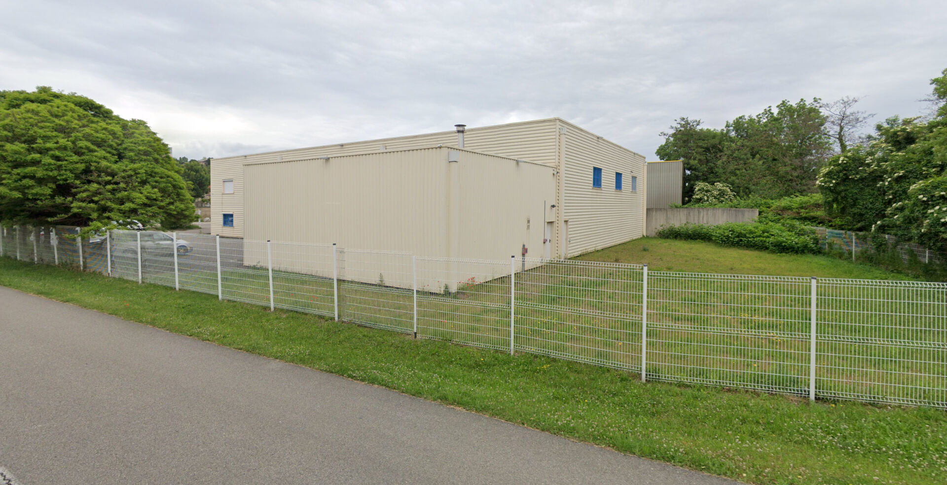 Photo Local commercial et entrepôt de 1 569 m² sur terrain de 2 193 m² ? Beaurepaire (38270) image 2/6