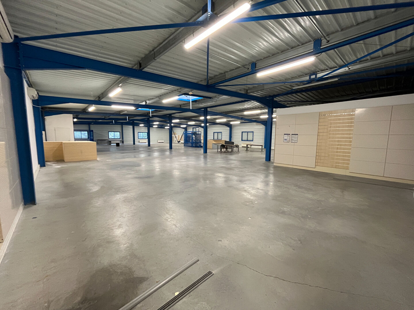 Photo Local commercial et entrepôt de 1 569 m² sur terrain de 2 193 m² ? Beaurepaire (38270) image 4/6