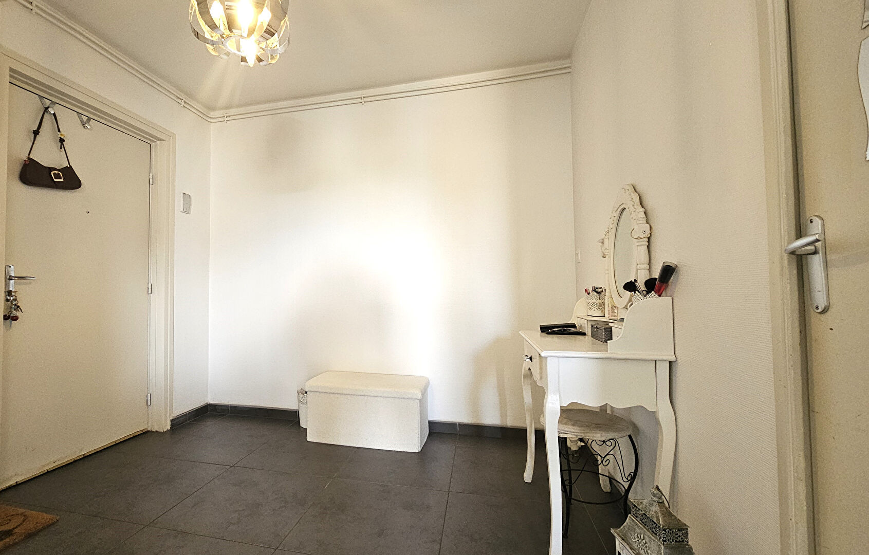 Photo LA TOUR DU PIN, Appartement  79m² - 3 chambres - terrasse 60m² image 2/6