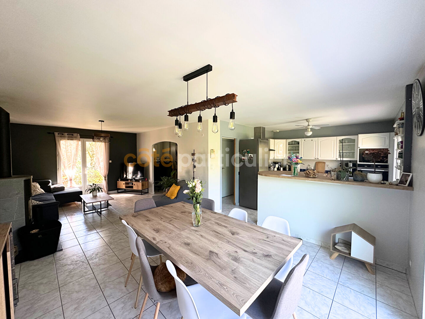 Maison familiale lumineuse avec 4 chambres, sous-sol aménagé et grand garage à Treize-Vents