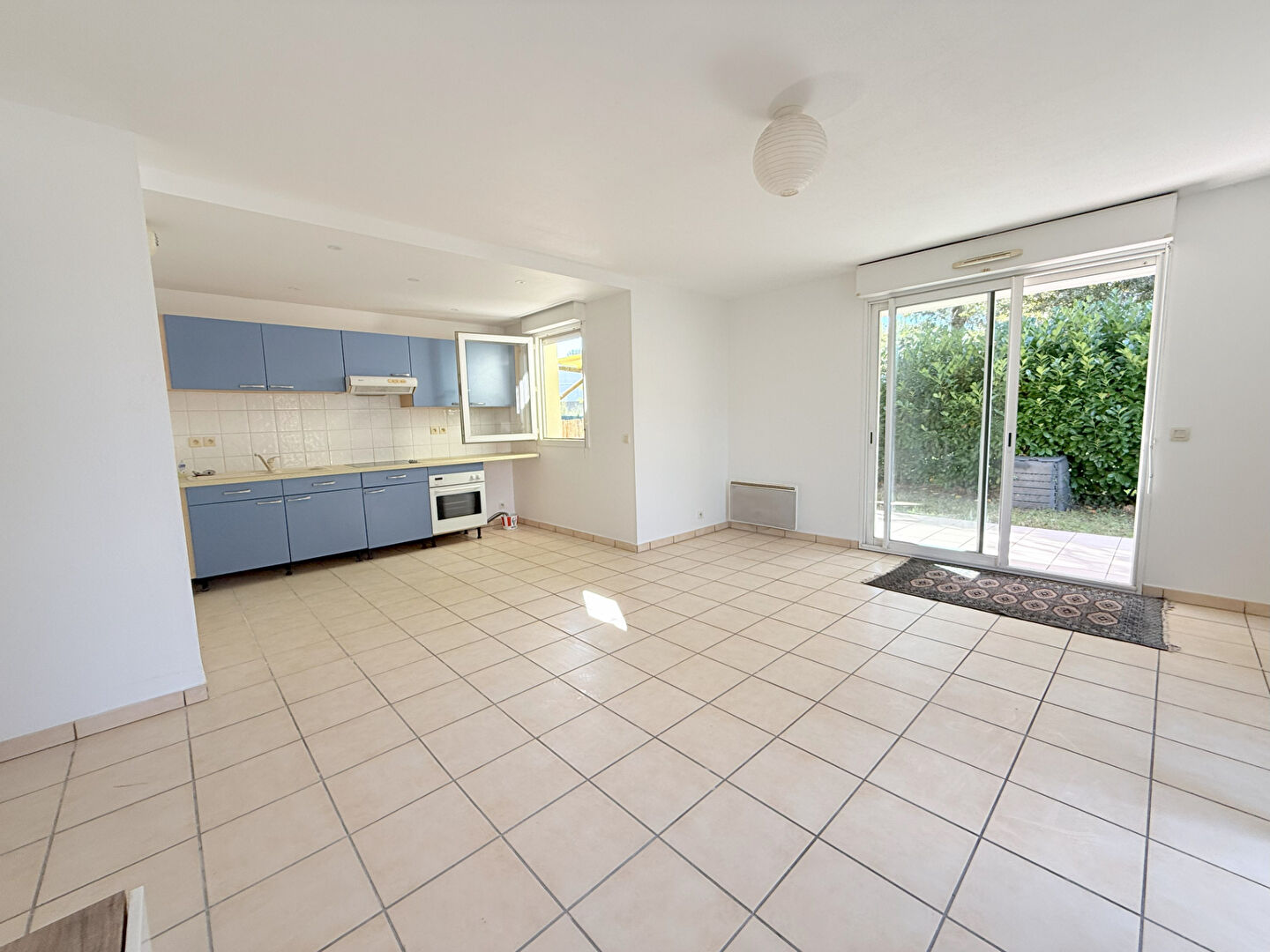 Grand T2 en rez-de-jardin avec piscine, Calme, verdure et beau potentiel