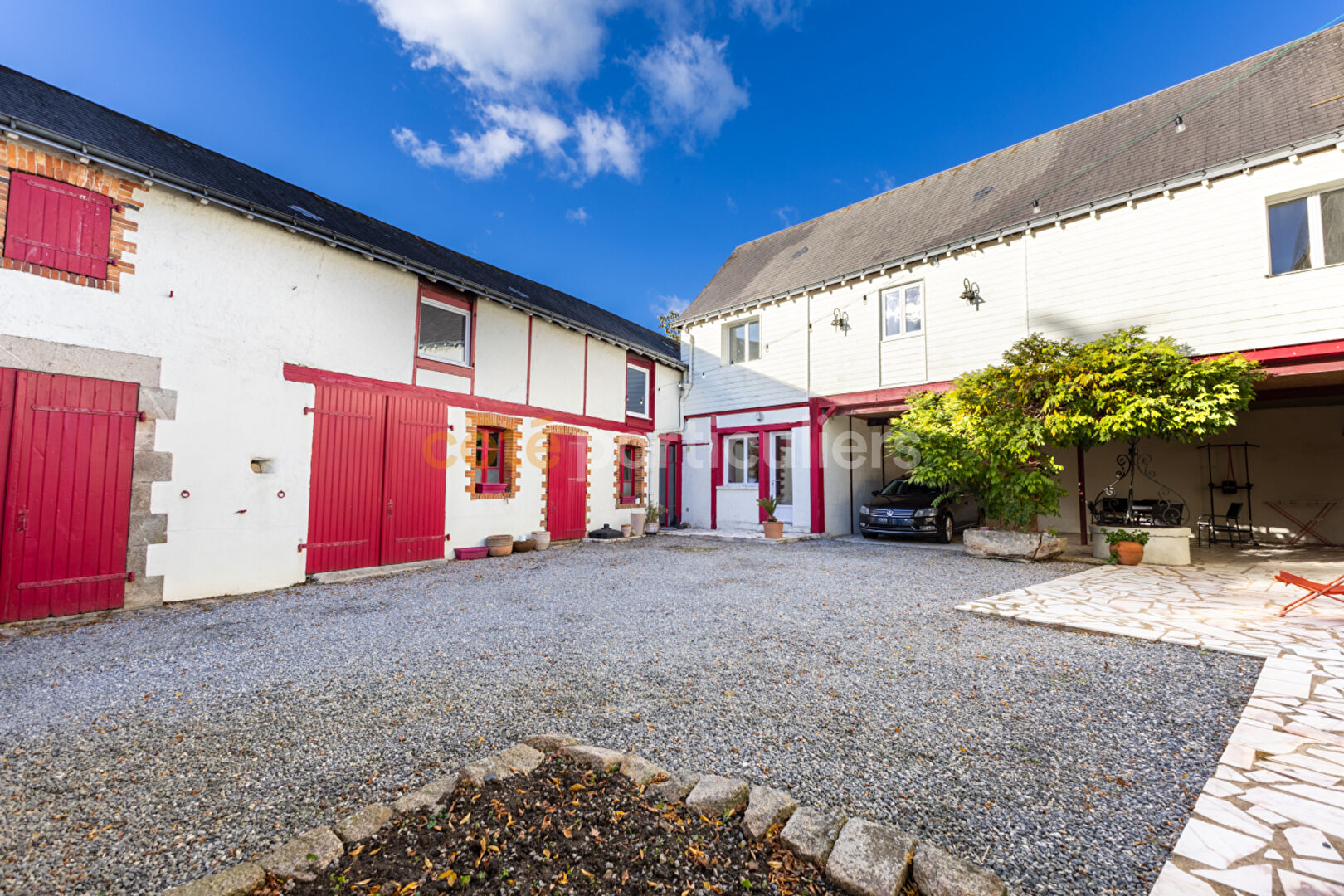 VIEILLEVIGNE ?- MAISON DE MAÎTRE 360 M² ?- 7 CHAMBRES ?- DÉPENDANCES ?- CENTRE BOURG