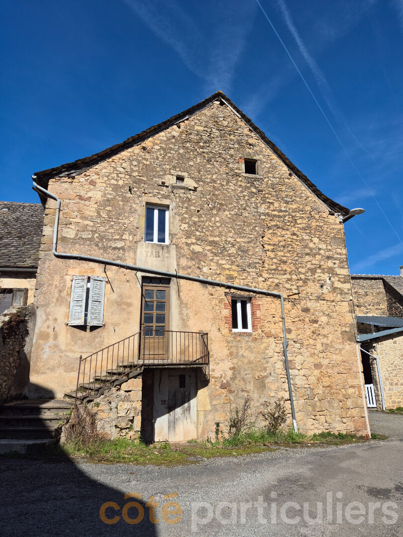 Maison avec dépendances à rénover