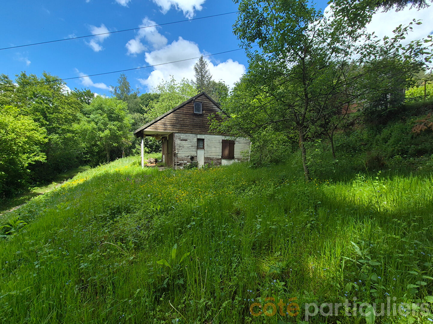 Terrain de 826m² au lac avec chalet à rénover