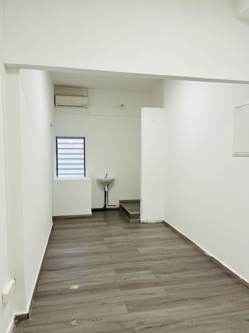 Photo Local de 70m² St Denis image 1/5