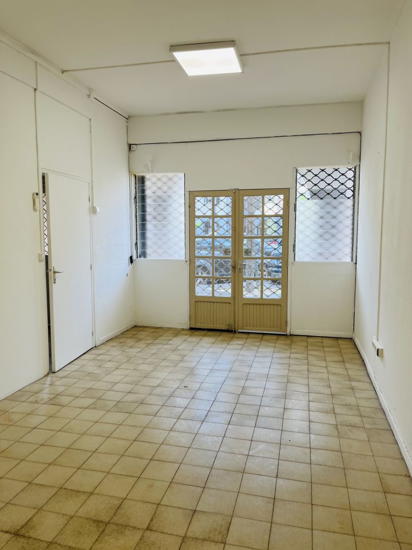 Photo Local de 70m² St Denis image 3/5