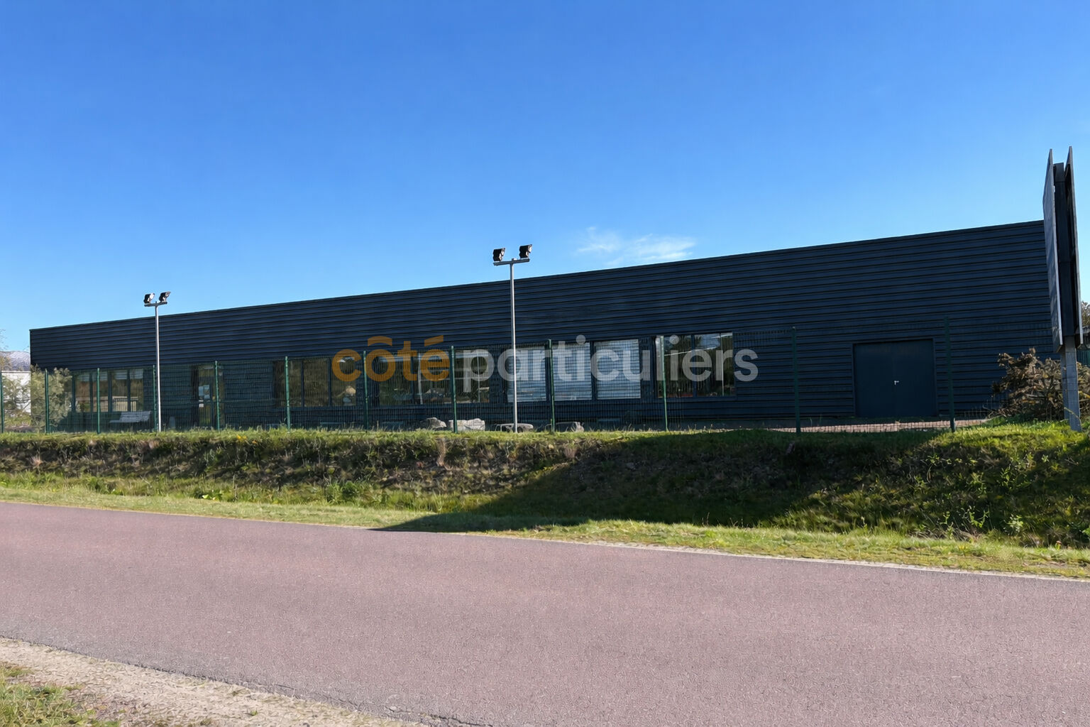BÂTIMENT COMMERCIAL RÉCENT - VISIBILITÉ EXCEPTIONNELLE - AXE TRÈS PASSANT