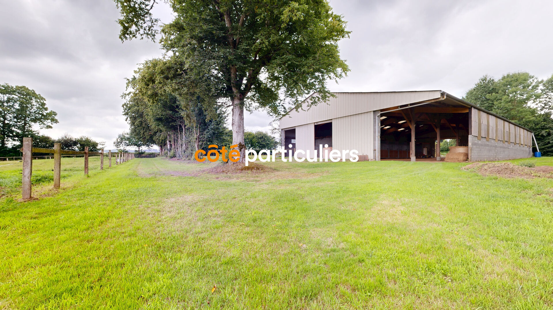 Propriété équestre 17 km Avranches commune de Brécey 175 m2 et bâtiment avec boxes sur 4 hectares.