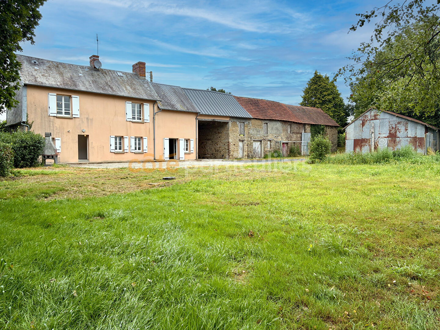 Maison avec dépendances sans aucun vis-à-vis à la campagne - LE LOREY