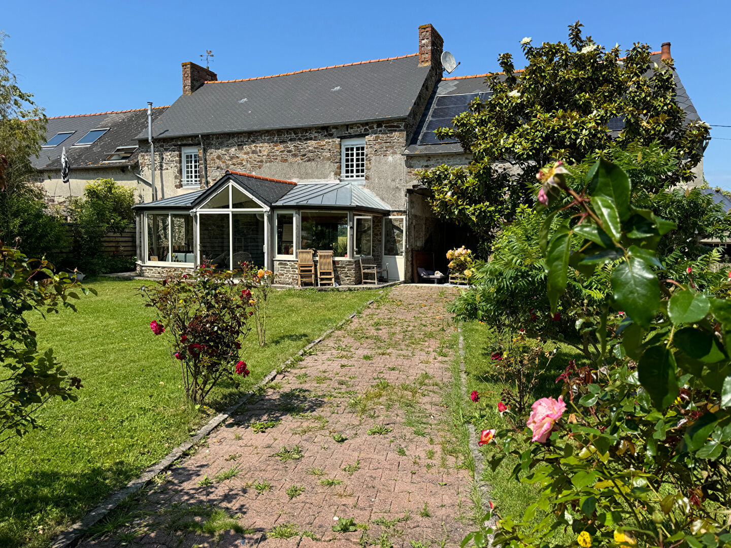 LA FRESNAIS, demeure rénovée en pierres, grand terrain, dépendances et box à chevaux.