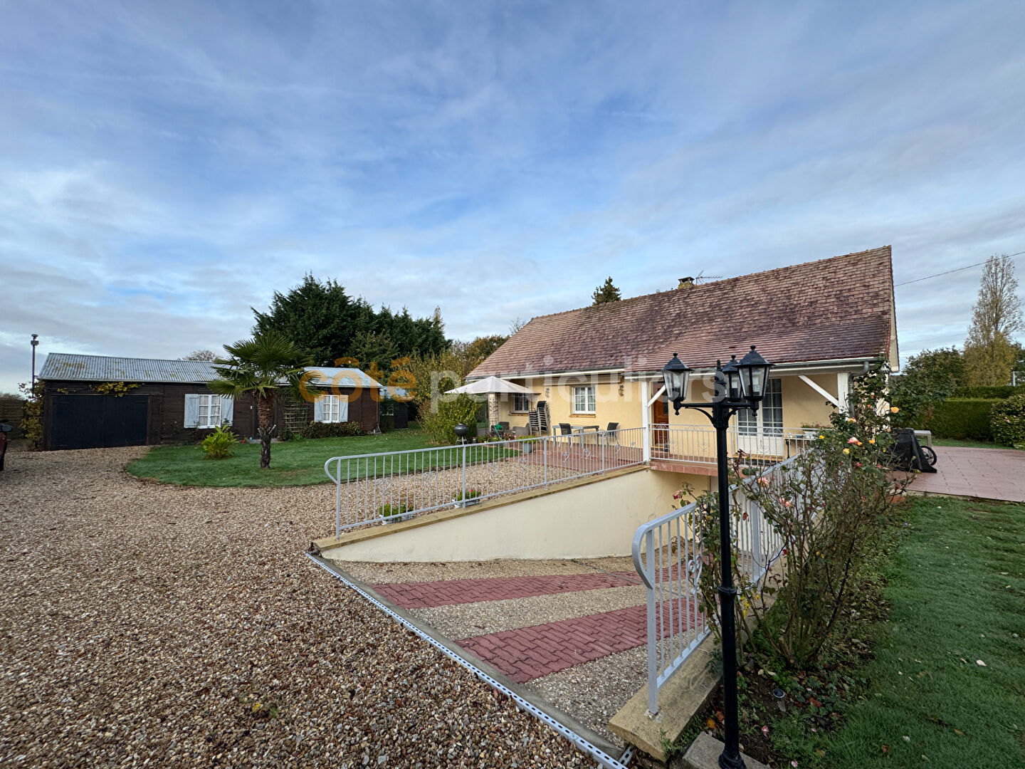 Maison récente avec grand terrain et dépendances