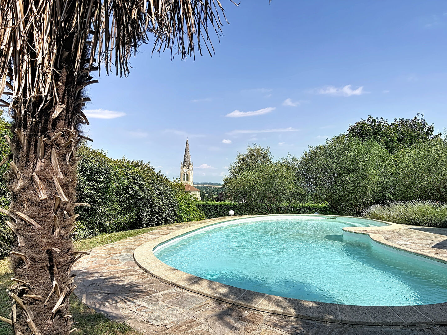 Maison de 340 m² avec piscine, vue et calme au centre de Marennes.